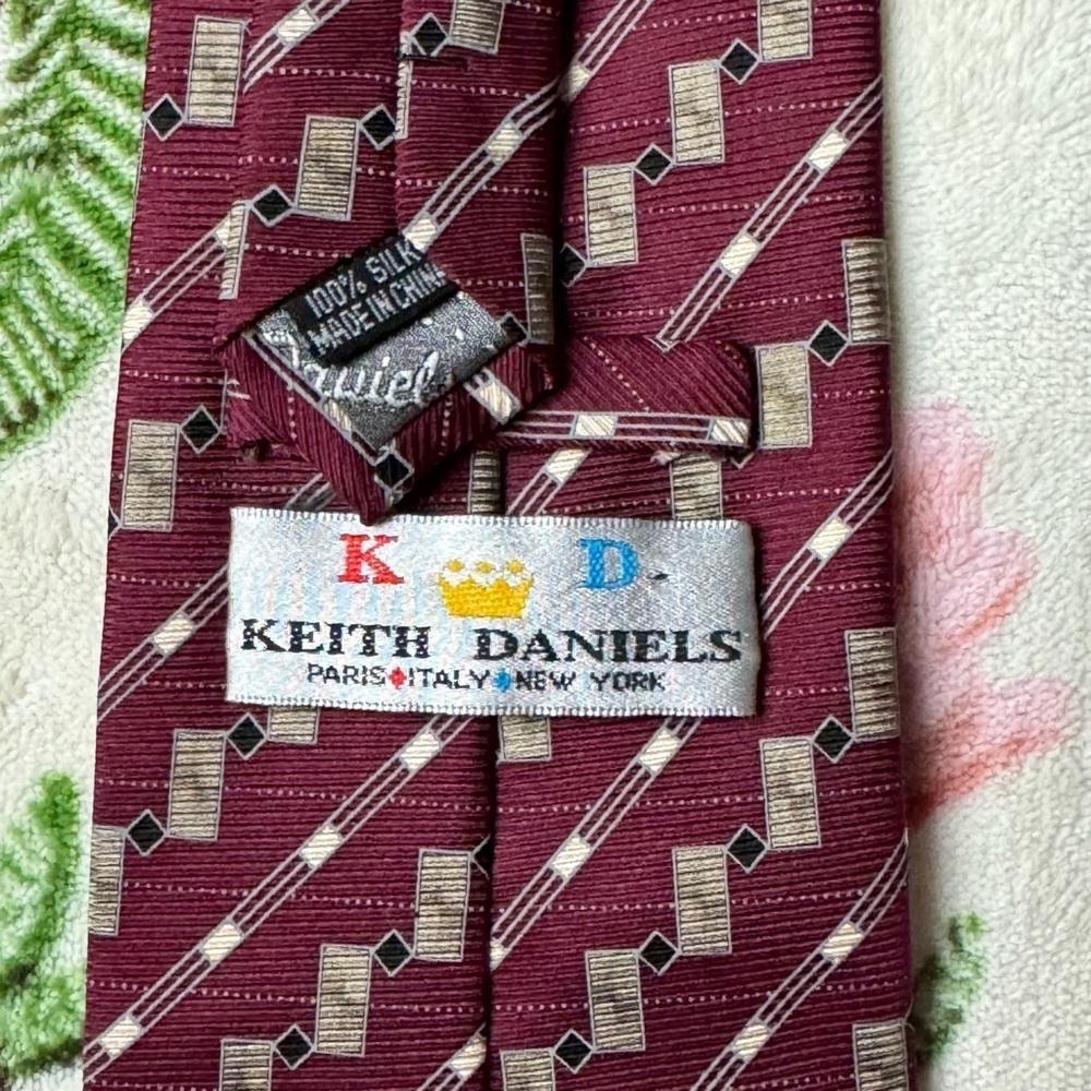 Classic Burgundy and Gray Patterned Tie - Picture 2 of 3